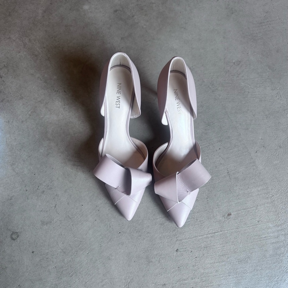 Nine West Women's Nude/Beige  pumps Heels w/ twist bow design 8